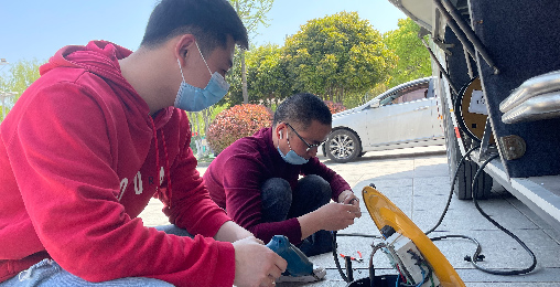 永乐高ylg888888正能量：职工抢修献血车，好人好事成风景！