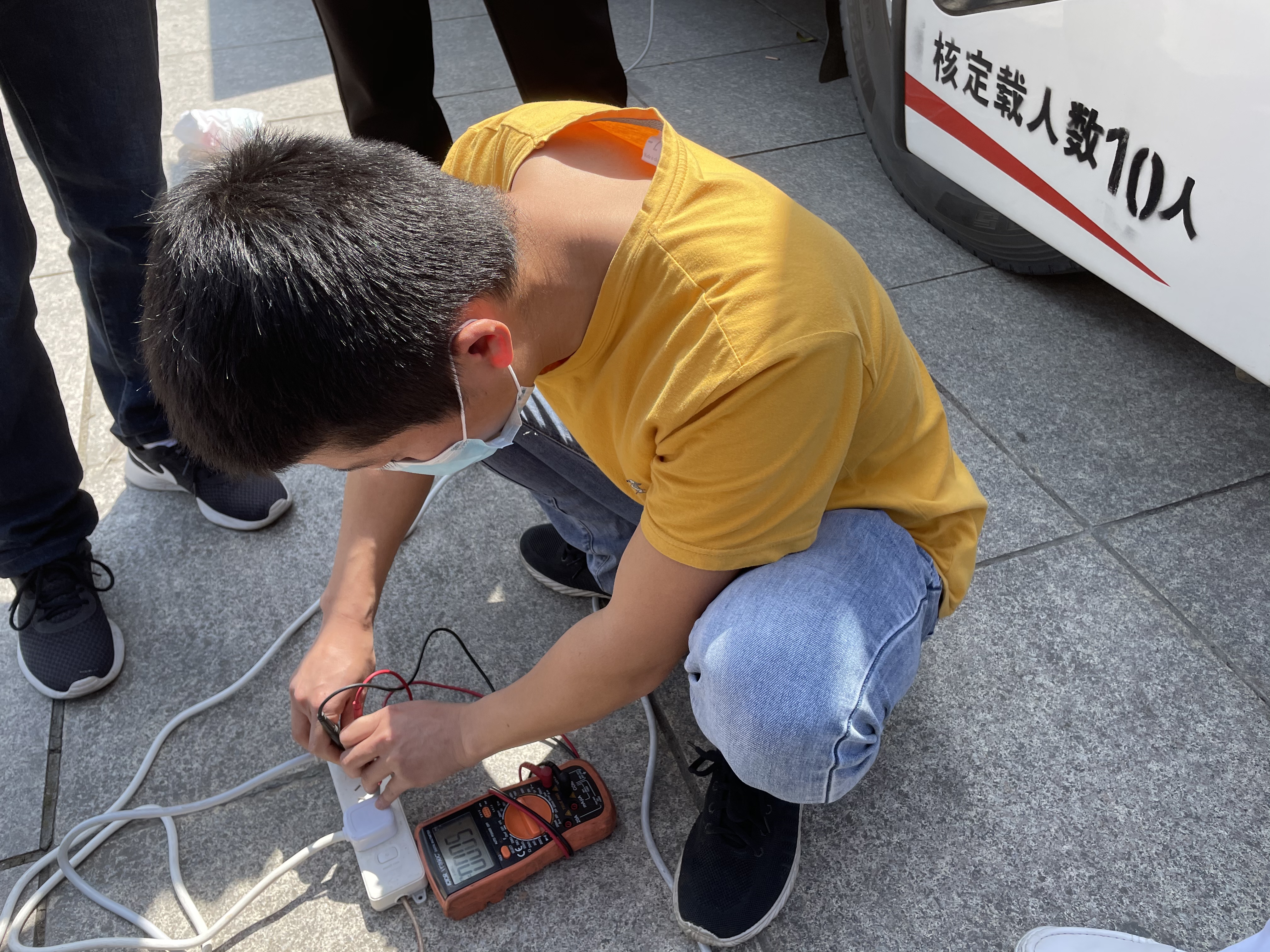 永乐高ylg888888正能量：职工抢修献血车，好人好事成风景！