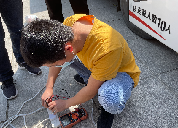 永乐高ylg888888正能量:职工抢修献血车,好人好事成风景! 永乐高ylg888888正能量:职工抢修献血车,好人好事成风景!