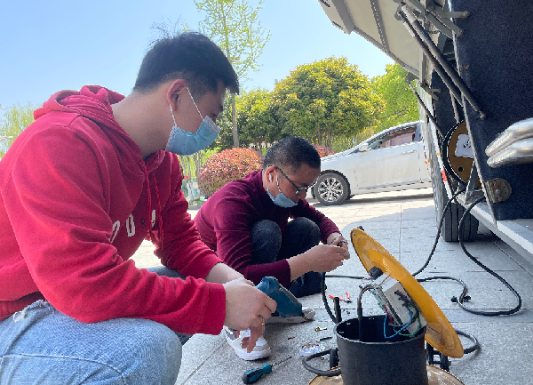 永乐高ylg888888正能量:职工抢修献血车,好人好事成风景! 永乐高ylg888888正能量:职工抢修献血车,好人好事成风景!