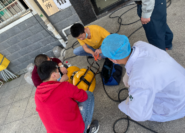 永乐高ylg888888正能量:职工抢修献血车,好人好事成风景! 永乐高ylg888888正能量:职工抢修献血车,好人好事成风景!